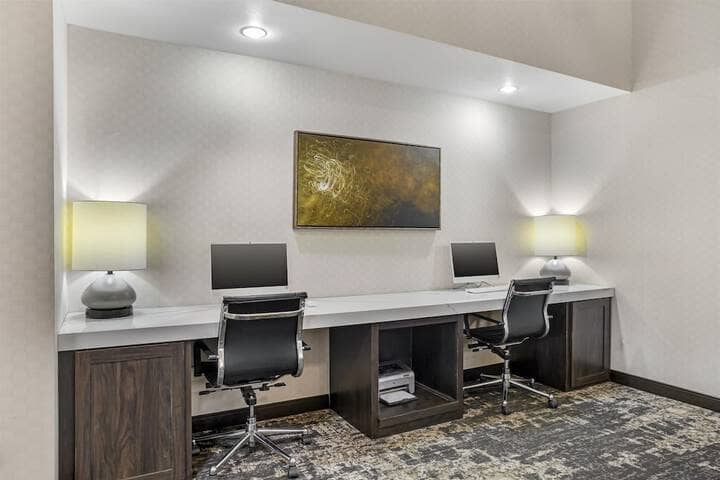 Business Center 26 of 29